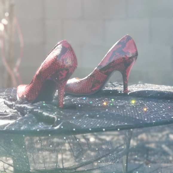 Red/Black Snake Skin Pointed Heels - Picture 11 of 13
